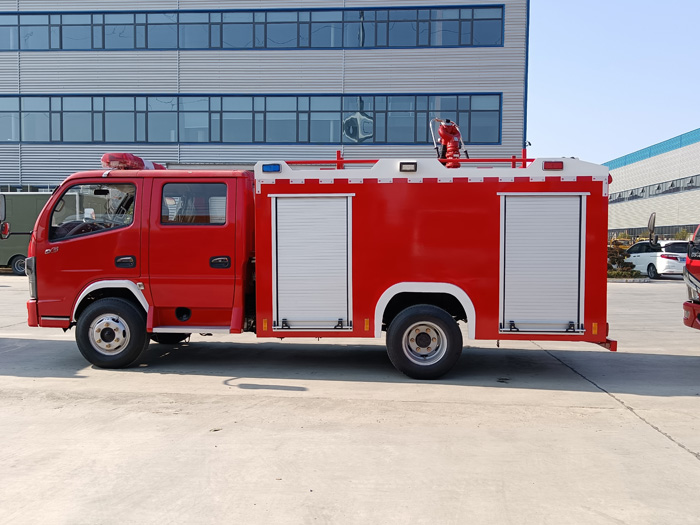 5噸消防灑水車_水罐消防車_2.5噸化工園區消防車_重汽消防車報價，質量好