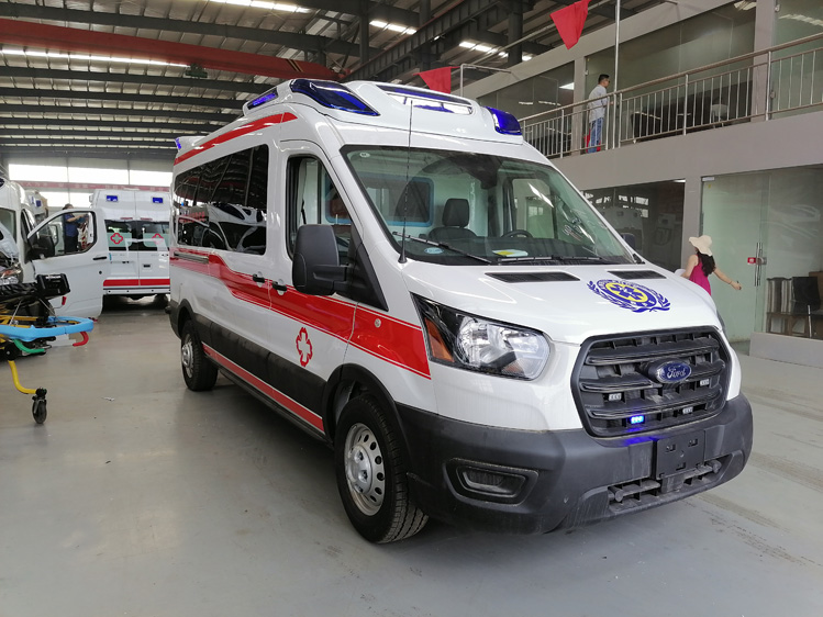 福特v362中軸救護(hù)車_120重癥監(jiān)護(hù)型救護(hù)車_進(jìn)口四驅(qū)救護(hù)車_緊急診療車_機(jī)構(gòu)救護(hù)車