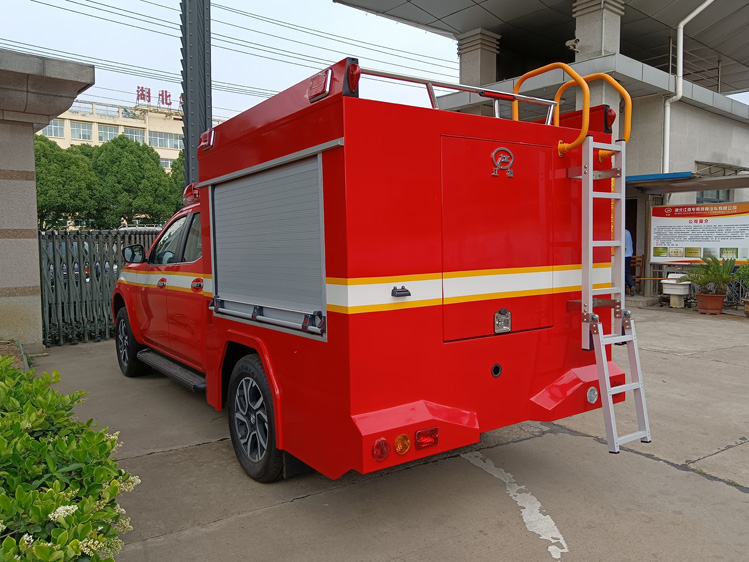 四驅小型消防器材車_廣西重慶 搶險救援救火車_水罐式泡沫滅火車