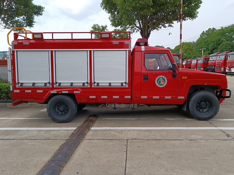 北汽四驅(qū)越野吉普消防裝備車(chē)_湖南廣東 應(yīng)急滅火車(chē)_森林巡邏車(chē)