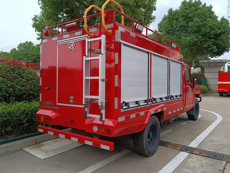 四驅(qū)小型皮卡器材消防車_山東湖北 3立方消防車_滅火救援灑水車