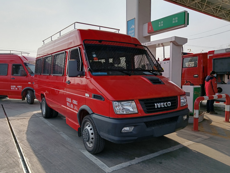 四驅小型消防器材車_廣西重慶 小區四輪消防灑水車_多功能水罐滅火車