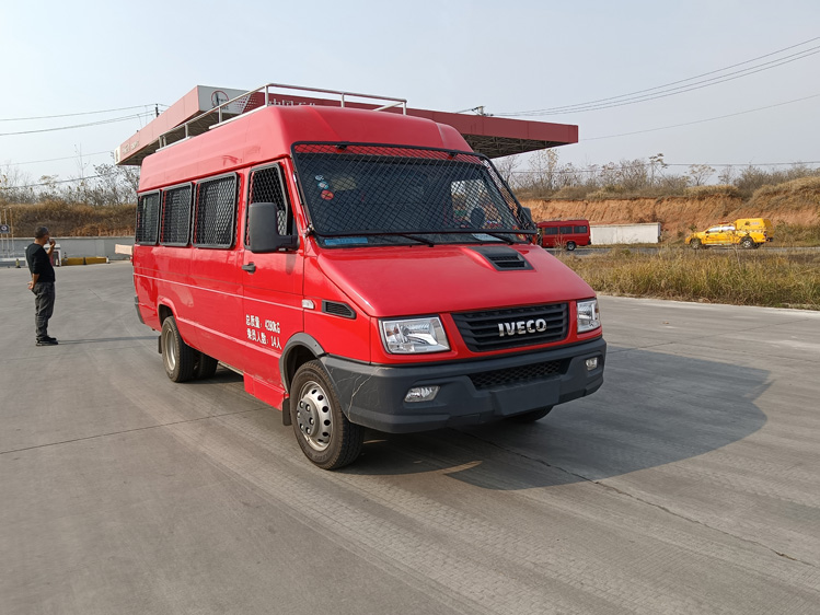 四驅小型消防器材車_廣西重慶 小區四輪消防灑水車_多功能水罐滅火車