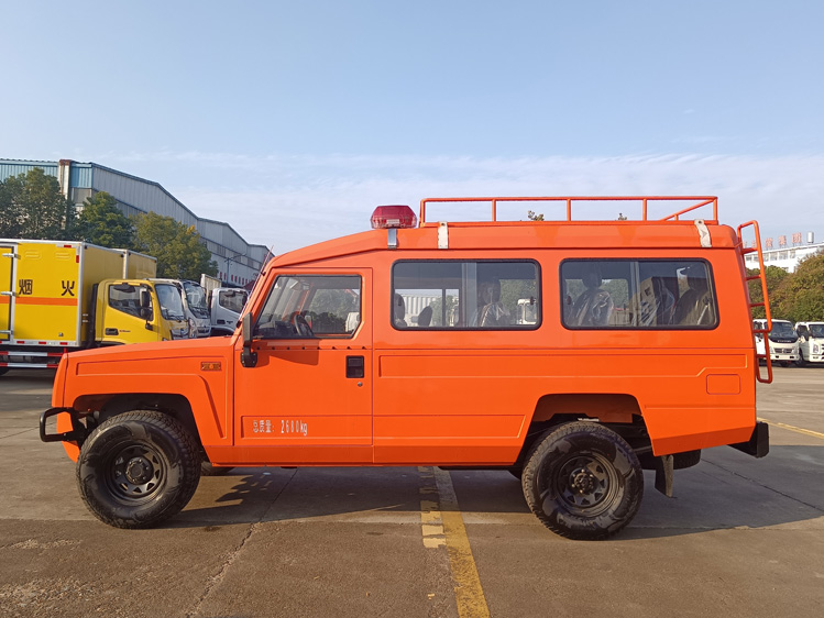 越野四驅突擊運兵車_藍牌小型運兵車 北汽森林消防灑水車_8人座運兵車 