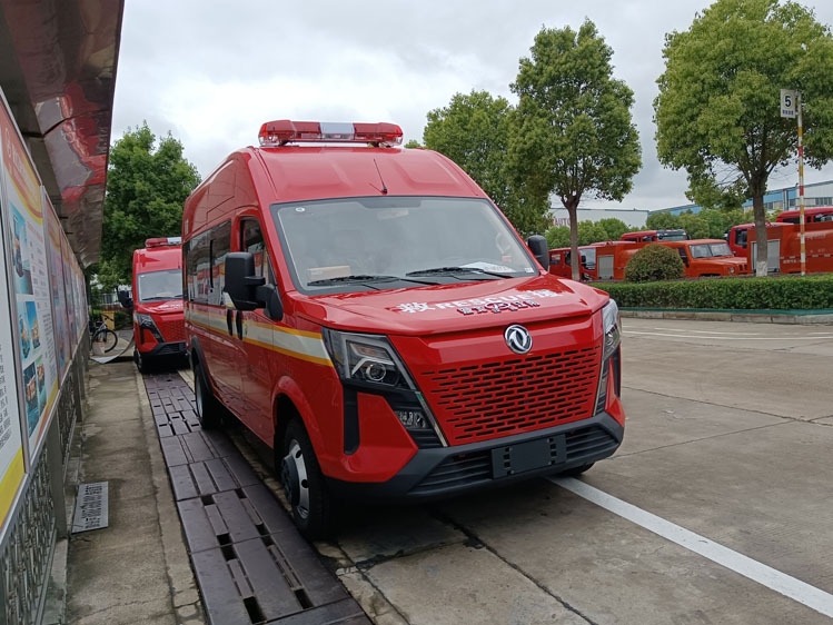 越野四驅突擊運兵車_藍牌小型運兵車 北汽森林消防灑水車_8人座運兵車 