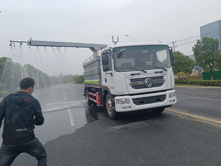 鐵路抑塵車廠家_12-15噸多功能固化劑噴灑車 鐵路噴霧抑塵車_礦場鐵路表面封層降塵作業車價格優惠