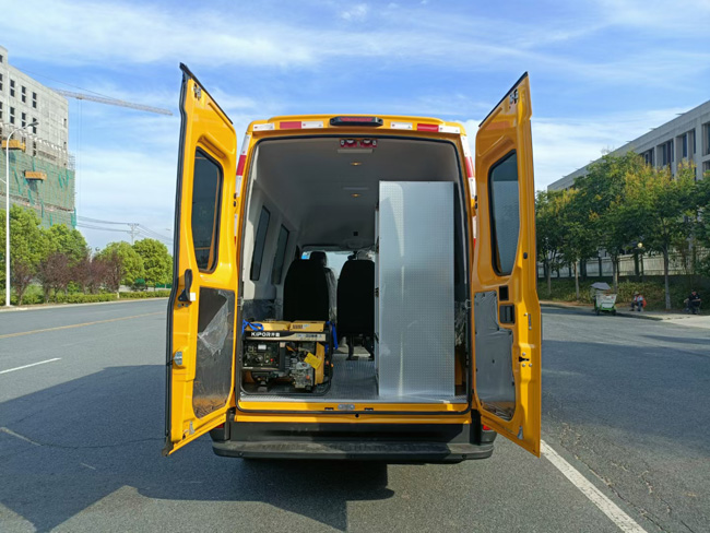 礦山救護(hù)車_依維柯藍(lán)牌救險(xiǎn)車_消防氣防車_多功能搶險(xiǎn)氣防車 山東化工園區(qū)氣防車 福特V362應(yīng)急救援氣防車_氣防站搶險(xiǎn)救援車_抽油泵站氣防車