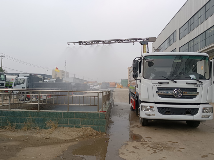 東風5噸鐵路抑塵車_伸縮臂降塵車鐵路軌道運煤噴霧車_鐵路噴灑車_鐵路霧炮抑塵車_15噸固化劑噴淋車