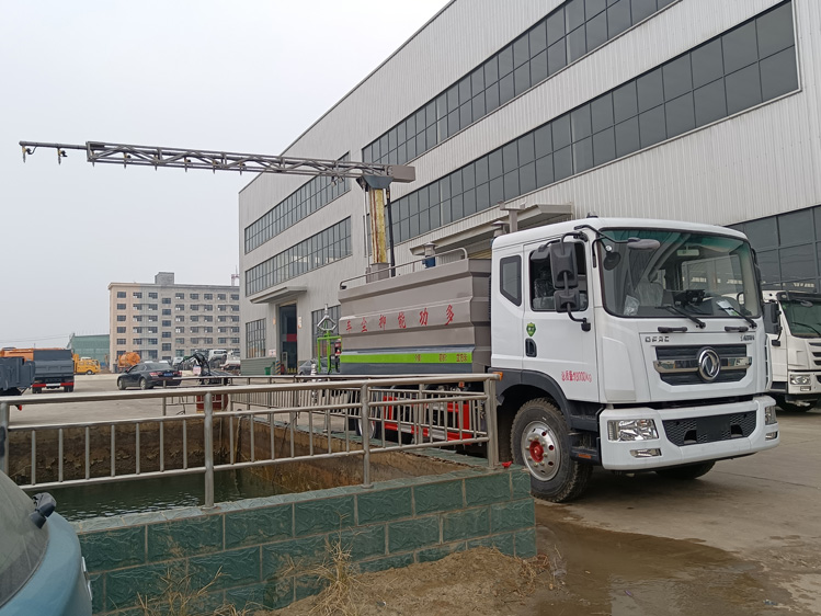 東風多利卡D9鐵路抑塵車_噴淋消毒車火車皮固化降塵車_國六5方藍牌抑塵車價格實惠_二節噴桿式多功能抑塵車_駕駛室360度全景噴灑車