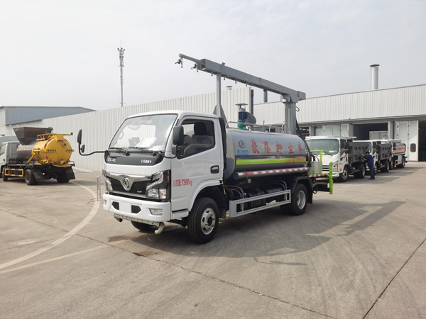 東風天錦鐵路抑塵車_鐵路道路抑塵車火車皮固化降塵車_國六5方藍牌抑塵車價格實惠_二節噴桿式多功能抑塵車_駕駛室360度全景噴灑車