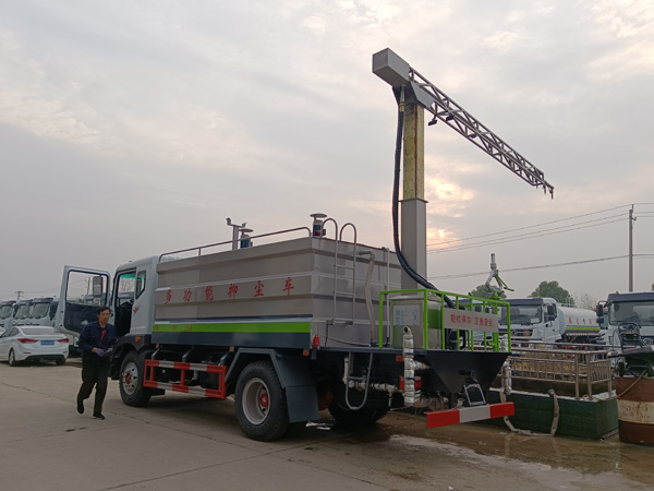 12噸抑塵劑噴灑車_鐵路煤炭抑塵劑噴灑車國六5噸鐵路抑塵車_消毒防疫灑水車功能全_煤場霧炮抑塵車_15噸噴桿折臂式降塵車