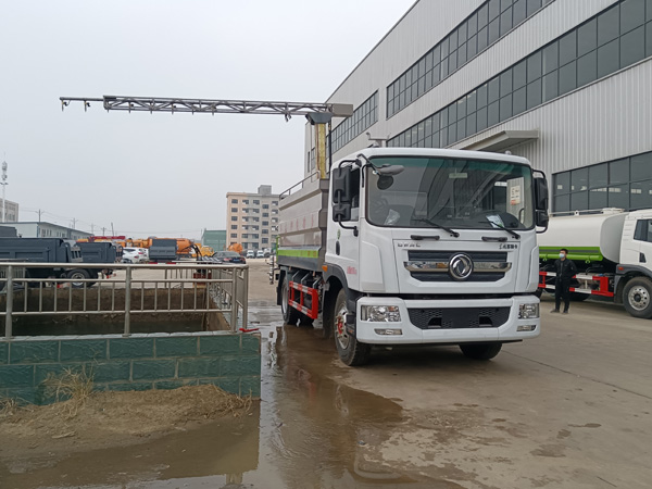 程力12方鐵路抑塵車_多功能噴灑抑塵車鐵路運(yùn)煤降塵噴霧車_5方鐵路抑塵車_降塵灑水車便宜_東風(fēng)D9煤炭降霾車_10方煤炭揚(yáng)塵噴霧車廠家直銷