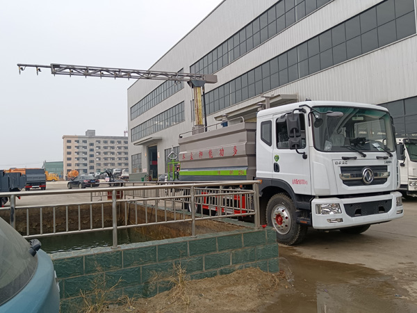 東風多利卡5方鐵路抑塵車_鐵路煤炭抑塵車國六5噸鐵路抑塵車_消毒防疫灑水車功能全_煤場霧炮抑塵車_15噸噴桿折臂式降塵車