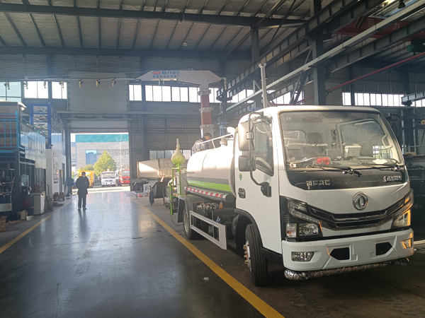 東風多利卡12噸鐵路抑塵車_多功能抑塵車15噸方罐鐵路抑塵車_鐵路噴霧抑塵車多少錢_煤炭運輸抑塵車