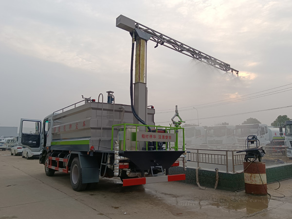 12噸抑塵劑噴灑車_鐵路煤炭抑塵劑噴灑車國六5噸鐵路抑塵車_消毒防疫灑水車功能全_煤場霧炮抑塵車_15噸噴桿折臂式降塵車