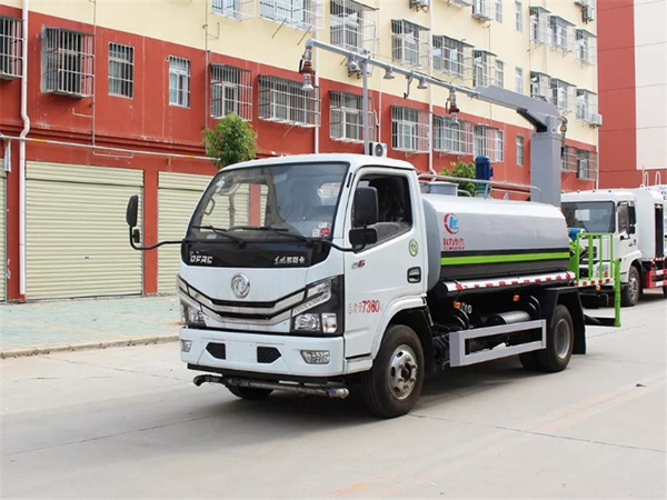 東風天錦鐵路抑塵車_鐵路道路抑塵車大型鐵路抑塵車_礦區抑塵降塵車_5噸鐵路抑塵車價格好_15噸多功能噴灑車