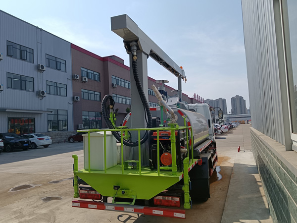 東風多利卡D9鐵路抑塵車_噴淋消毒車12方鐵路抑塵車_煤炭抑塵固化噴灑車最低價_15噸自動感應作業車